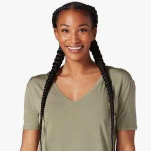 NWT TAVI EVERYDAY V-NECK TEE